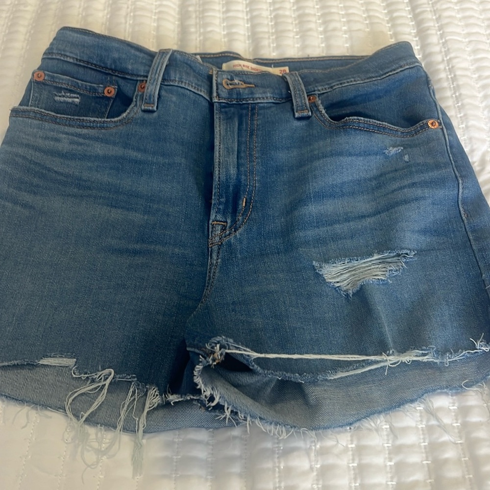 Levi’s high rise shorts size 28